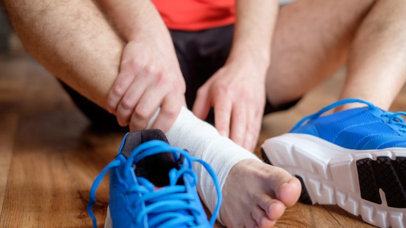 Cách bảo vệ chấn thương cổ chân với 6 bước dùng băng cuốn thể thao