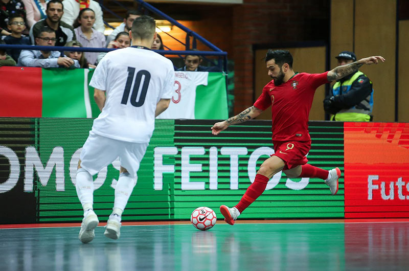 Sút úp mu là một kỹ thuật cơ bản trong bóng đá nói chung và Futsal nói riêng