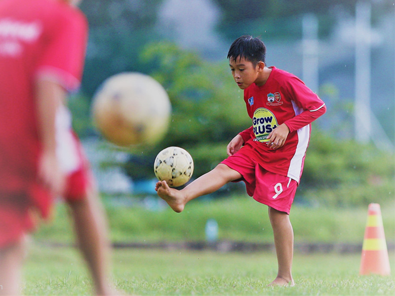 Kỹ thuật bóng đá sân cỏ - Tâng bóng